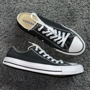 Converse Low Top Men’s Size 11